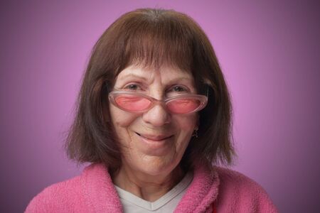 Face old women on pink の素材