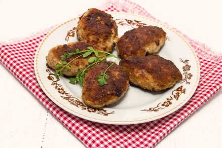 Five juicy meat cutlet are on the dish.