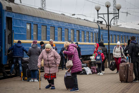 LVIV, UKRAINE - APR 02, 2022: War in Ukraine. Refugees women, children, elderly from the evacuation train from Mariupol, Berdyansk, Kryvyi Rih, Nikopol are flees to Europe at the Lviv Railway Station.のeditorial素材