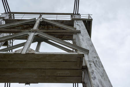 bearing support of a suspended metal bridge