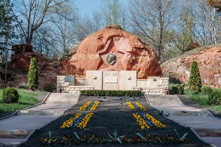 Kislovodsk, Stavropolsky Region, Russia - April 10, 2018: Monument to Lenin in Kislovodsk parkのeditorial素材
