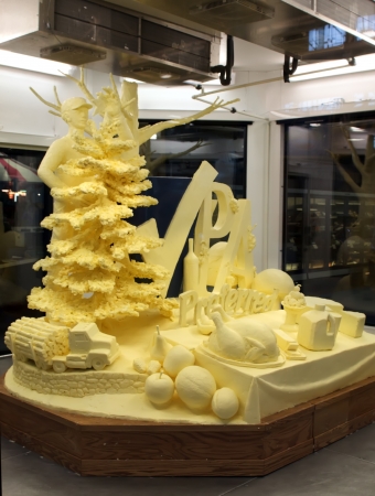 HARRISBURG,PENNSYLVANIA-JANUARY 5:A life-size butter sculpture by artist Jim Victor and Marie Pelton  on display at the Farm Show Complex on January 05,2013 in Harrisburg,Pennsylvania,USA.のeditorial素材