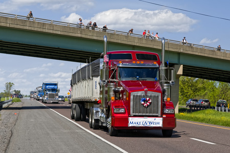 LANCASTER, PENNSYLVANIA - MAY 8, 2016: Make-A-Wish Foundation sets a new Guinness World Record for the largest truck convoy with 590 trucks. On the Mother's Day annual fundraiser truckers grant a Lancaster County wish ride to children with life-threateninのeditorial素材