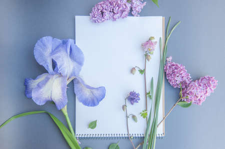 Empty space notepad list with gentle flowers, cute floral banner mockupの写真素材
