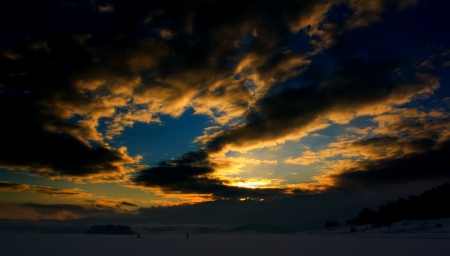 stunning low light winter sunrise landscape over the frozen lakeの写真素材