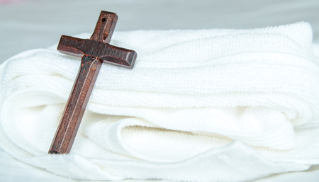 wood cross on white bed の写真素材