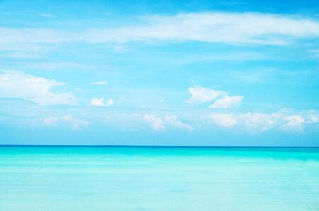 blue sea and clouds on sky

の写真素材