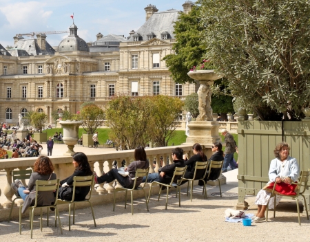 PARIS - MAY 18:  Tourists and parisians enjoy a nice sunny day in the Luxembourg Gardens on May 18, 2010. The garden was found by Marie de Medicis and now it's a famous public park.のeditorial素材
