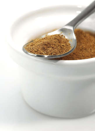 CINNAMON POWDER cinnamomum zeylanicum AGAINST WHITE BACKGROUNDの写真素材