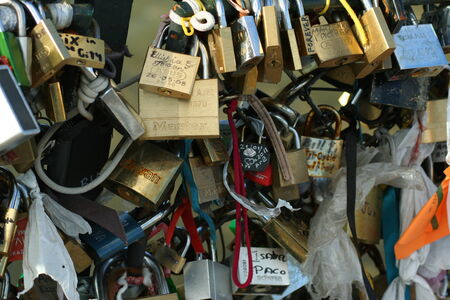 love padlocks parisのeditorial素材