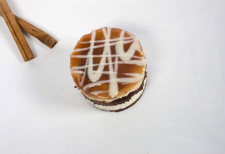 round cake and cinnamon sticks on isolated background
の写真素材