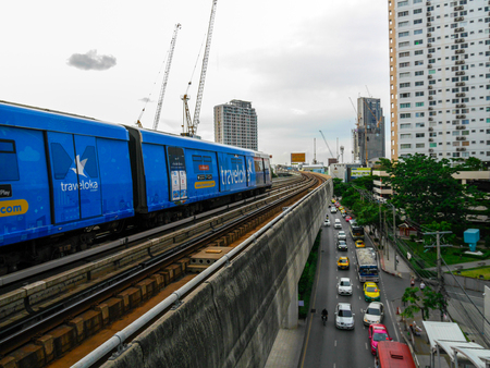 7 Aug 2017 Bangkok,Thailand:BTS sky train arrive Udomsuk Stationのeditorial素材