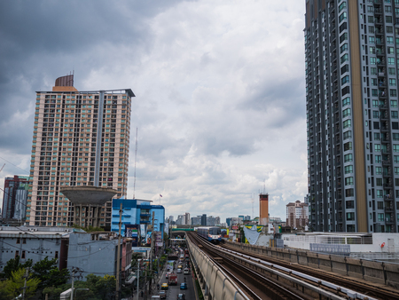 28 Aug 2017 On nut bts sky train station,Bangkok,Thailand;Sky train departing from on nut stationのeditorial素材