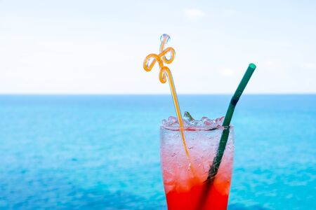 Cold punch water drink With a backdrop of beautiful sea views Suitable for drinking in a glass. Watching the view on holidays Of travel.の写真素材