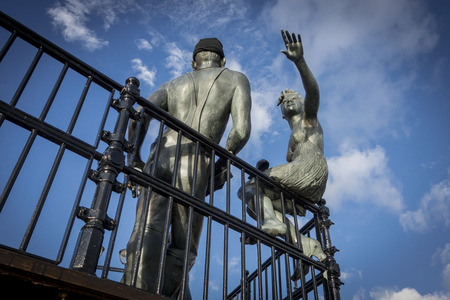 Bronze sculpture of a young couple to celebrate the people who lived and worked in Cardiff Bay, Wales, UKのeditorial素材