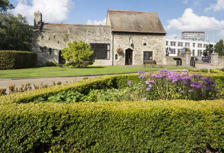 Archbishop's Palace gatehouse and grounds, Maidstone, Kent UKのeditorial素材