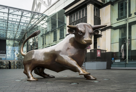 Statue of a bronze bull in the city of Birmingham, UKのeditorial素材
