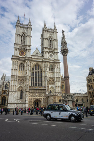 Westminster Abbey with a black cab in the foreground, London, UKのeditorial素材