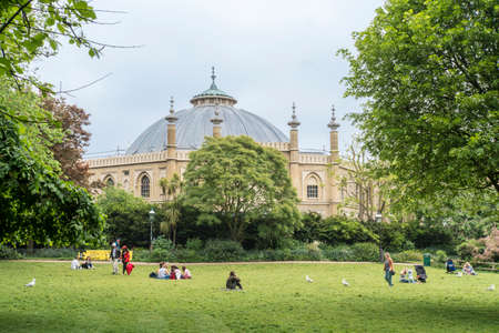 Brighton Royal Pavilion gardens with Brighton Museum and Art Gallery in the background, Brighton, East Sussex, UKのeditorial素材