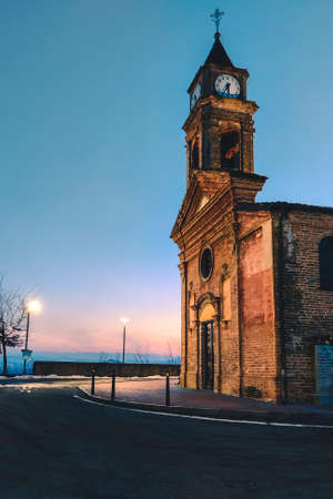 Small church and sunset in the Langhe, Scaparone, Alba, Piedmontのeditorial素材