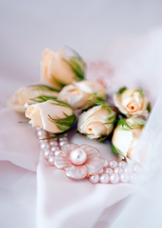 beautiful bridal pearl necklace with wedding rose flowersの写真素材