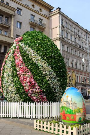 MOSCOW, RUSSIA - APRIL 28, 2016: Moscow street festival, preparations and decoration for Orthodox Easter holidayのeditorial素材
