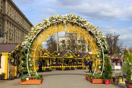 MOSCOW, RUSSIA - APRIL 28, 2016: Moscow street festival, preparations and decoration for Orthodox Easter holidayのeditorial素材