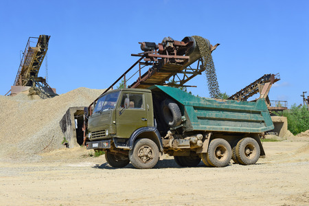 Loading gravel into the car belt conveyor