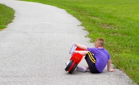 little boy fallen off of his bikeの写真素材