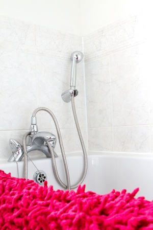white bathroom with red towelsの写真素材