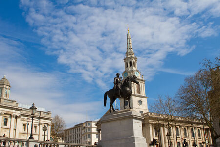 The National Gallery and statue of King George IV in Trafalgar Square, London, England.

のeditorial素材
