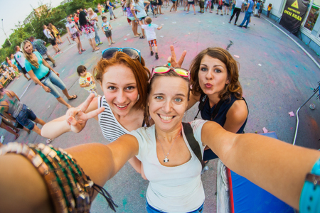 NOVOKUZNETSK, KEMEROVO REGION, RUSSIA-AUGUST 20, 2014 :: Three girls on the festival of colors Holi in Russia, Novokuznetsk. Selfie.のeditorial素材