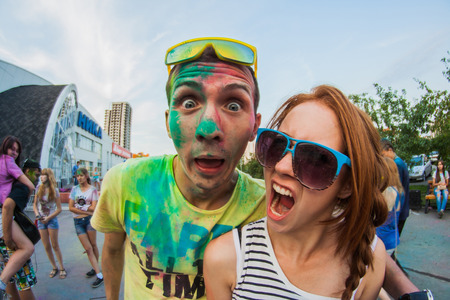 NOVOKUZNETSK, KEMEROVO REGION, RUSSIA-AUGUST 20, 2014 :: Young man and woman on the festival of colors Holi in Russia, Novokuznetsk August 20, 2014.のeditorial素材