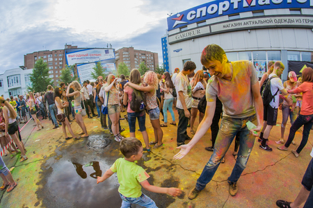 NOVOKUZNETSK, KEMEROVO REGION, RUSSIA-JULY 27, 2014 :: Little boy and youn man on the festival of colors Holi in Russia, Novokuznetsk 27 July, 2014.のeditorial素材