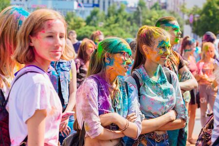 NOVOKUZNETSK, KEMEROVO REGION, RUSSIA-AUGUST 04, 2018 :: A group of a young people on the festival of colors Holi in Russia, Novokuznetsk 04 August, 2018.のeditorial素材