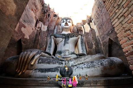 Giant statue of Buddha call Phra Achana in Wat Si Chum at Sukhothai Historical Park, Thailandのeditorial素材