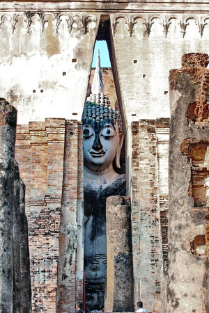 Giant statue of Buddha call Phra Achana in Wat Si Chum at Sukhothai Historical Park, Thailandのeditorial素材
