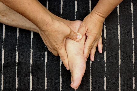 Treating injuries to the feet and leg with the push of a finger by traditional Thai massage .の写真素材
