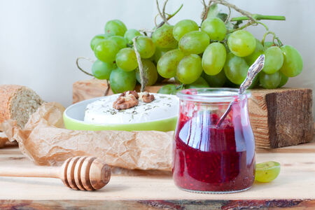 Camembert with walnuts, raspberry sauce and grapes