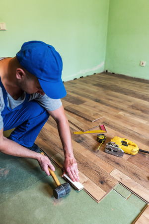 worker install the laminate floorの写真素材