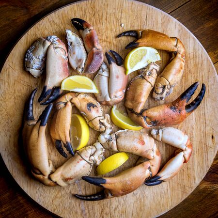 crab claws on wood platwの写真素材