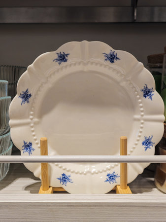 White Plates with Blue Pattern on Store Shelfの写真素材