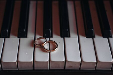 Wedding rings on pianoの写真素材