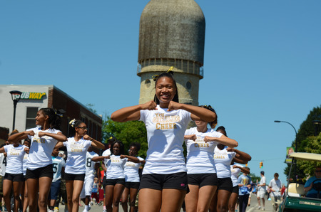 YPSILANTI, MI - JULY 4: Ypsilanti high school cheer team members at the 4th of July parade on July 4, 2014 in Ypsilanti, MI.のeditorial素材