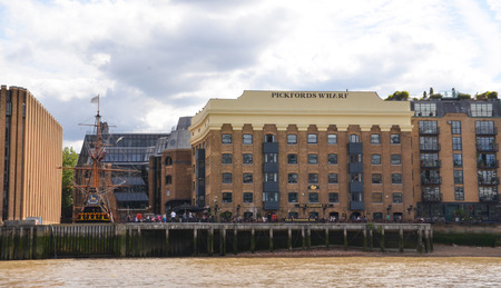 LONDON - AUGUST 6: Pickfordâs Wharf in London, which now houses an inn and was originally a spice warehouse, is shown on Augut 6, 2015.のeditorial素材