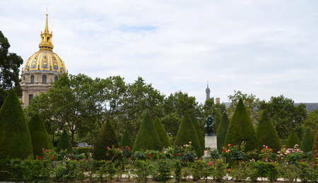 PARIS - AUG 3:  The Musee Rodin in Paris, France, is shown here on August 3, 2016. The Thinker is shown, and the Eiffel tower is in the background.のeditorial素材