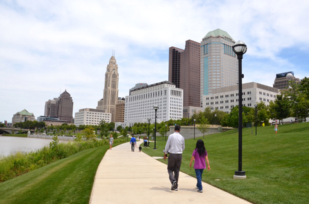 COLUMBUS, OH - JUNE 28: Walkers on the Scioto Mile in downtown Columbus, Ohio are shown on June 28, 2017.のeditorial素材