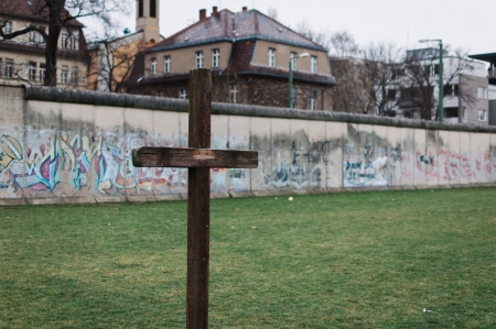 Cross at a Berlin Wall Memorial for the people that died trying to climb itのeditorial素材