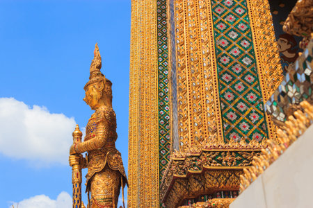 Giant hand to lift the base of the pagoda