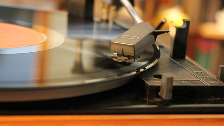 Old gramophone play music close upの写真素材